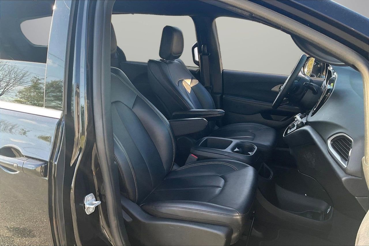 Used 2025 Chrysler Pacifica Select image 23