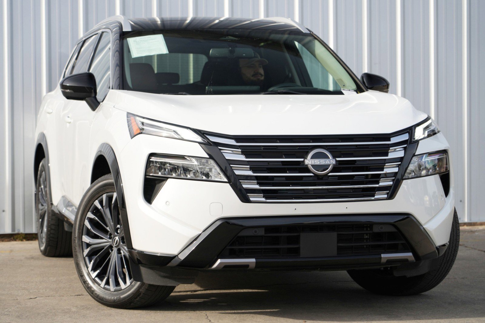 Used 2024 Nissan Rogue Platinum w/ Platinum Premium Package FWD image 2