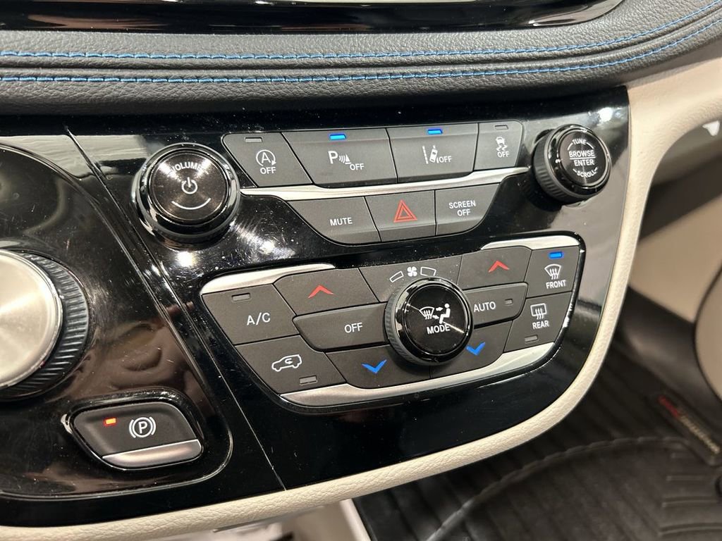 Used 2021 Chrysler Pacifica Touring-L image 16