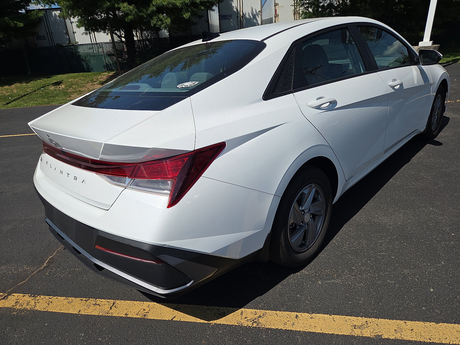 Used 2024 Hyundai Elantra SE FWD image 3