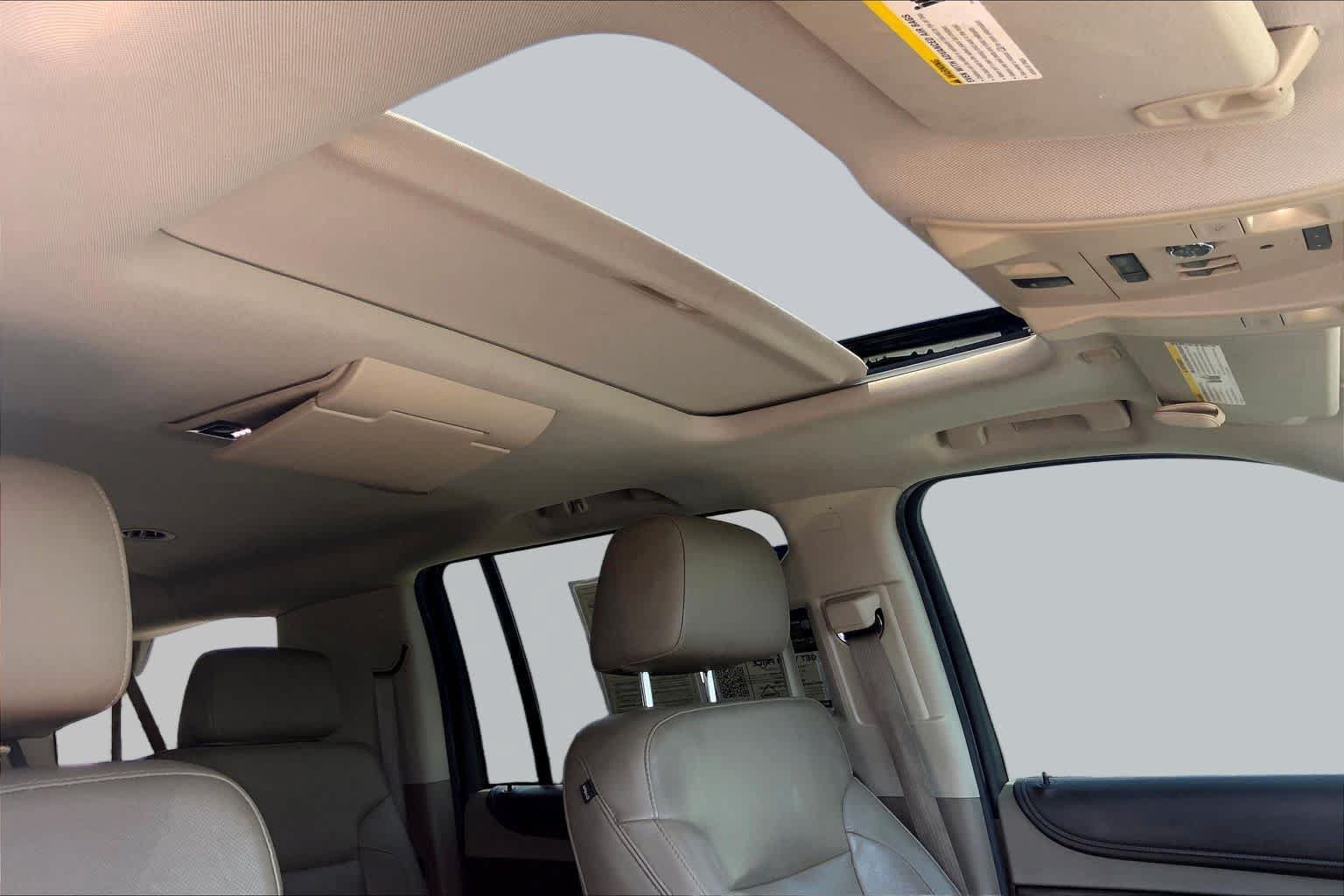 Used 2016 Chevrolet Suburban LTZ RWD image 13