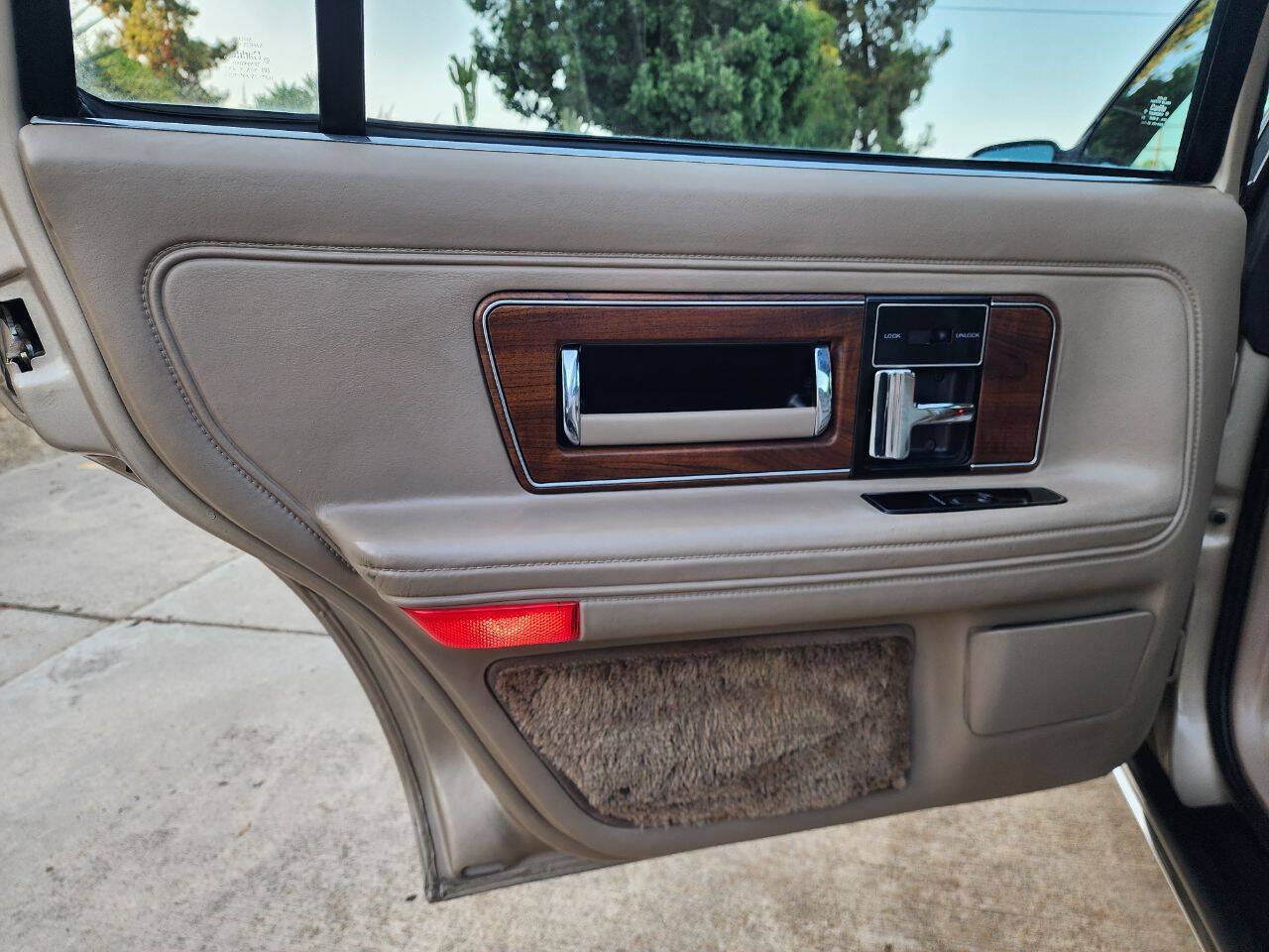 Used 1988 Lincoln Continental Signature FWD image 39