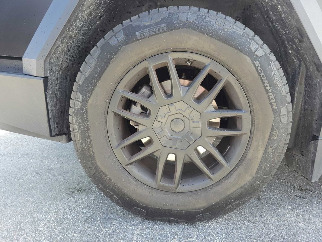 Used 2025 Tesla Cybertruck AWD Crew Cab image 7