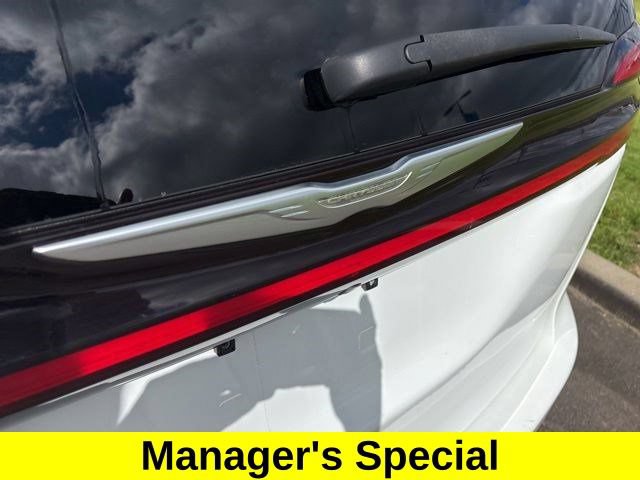 Used 2023 Chrysler Pacifica Touring FWD image 43
