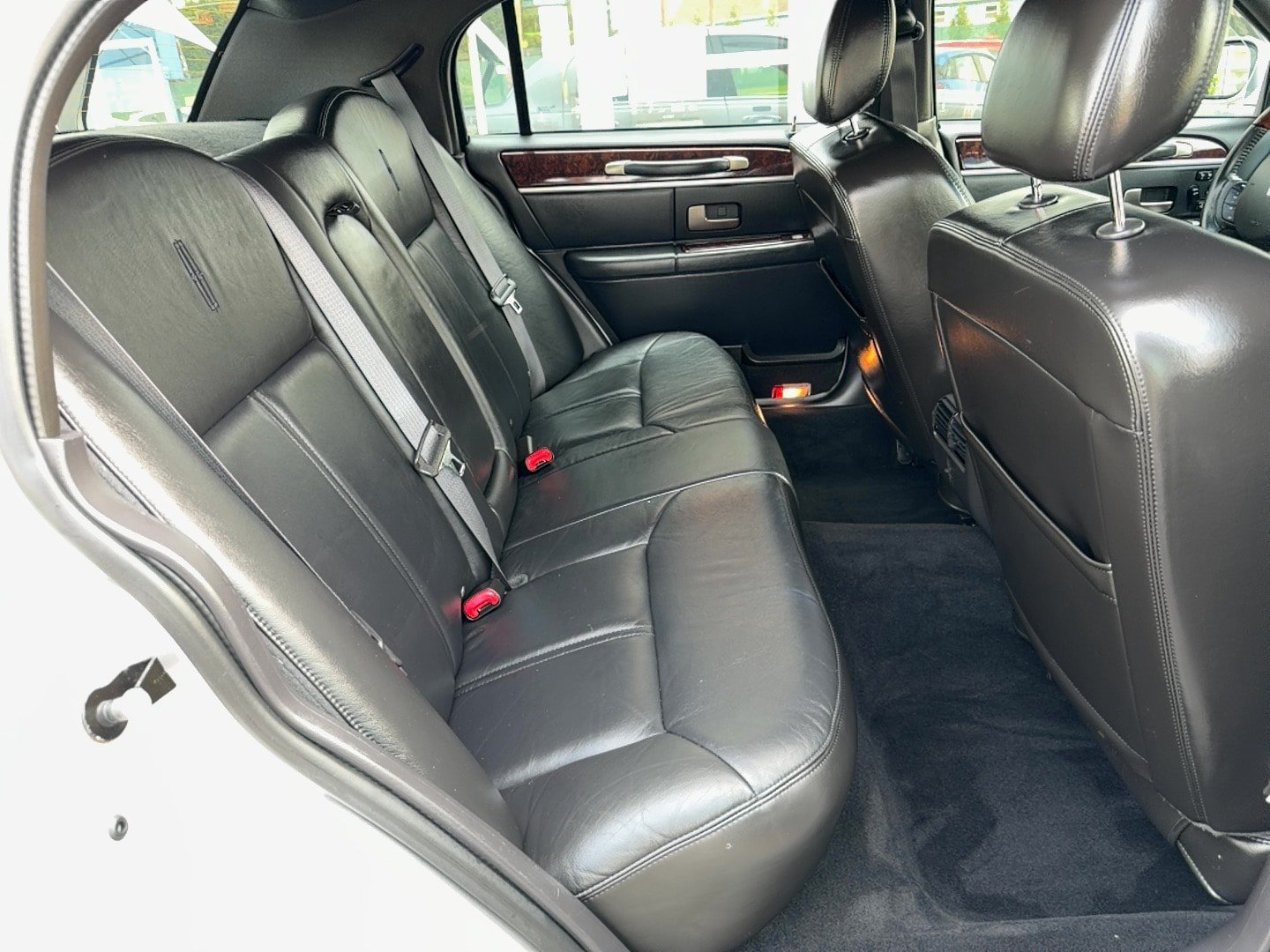 Used 2009 Lincoln Town Car Signature Limited RWD image 19