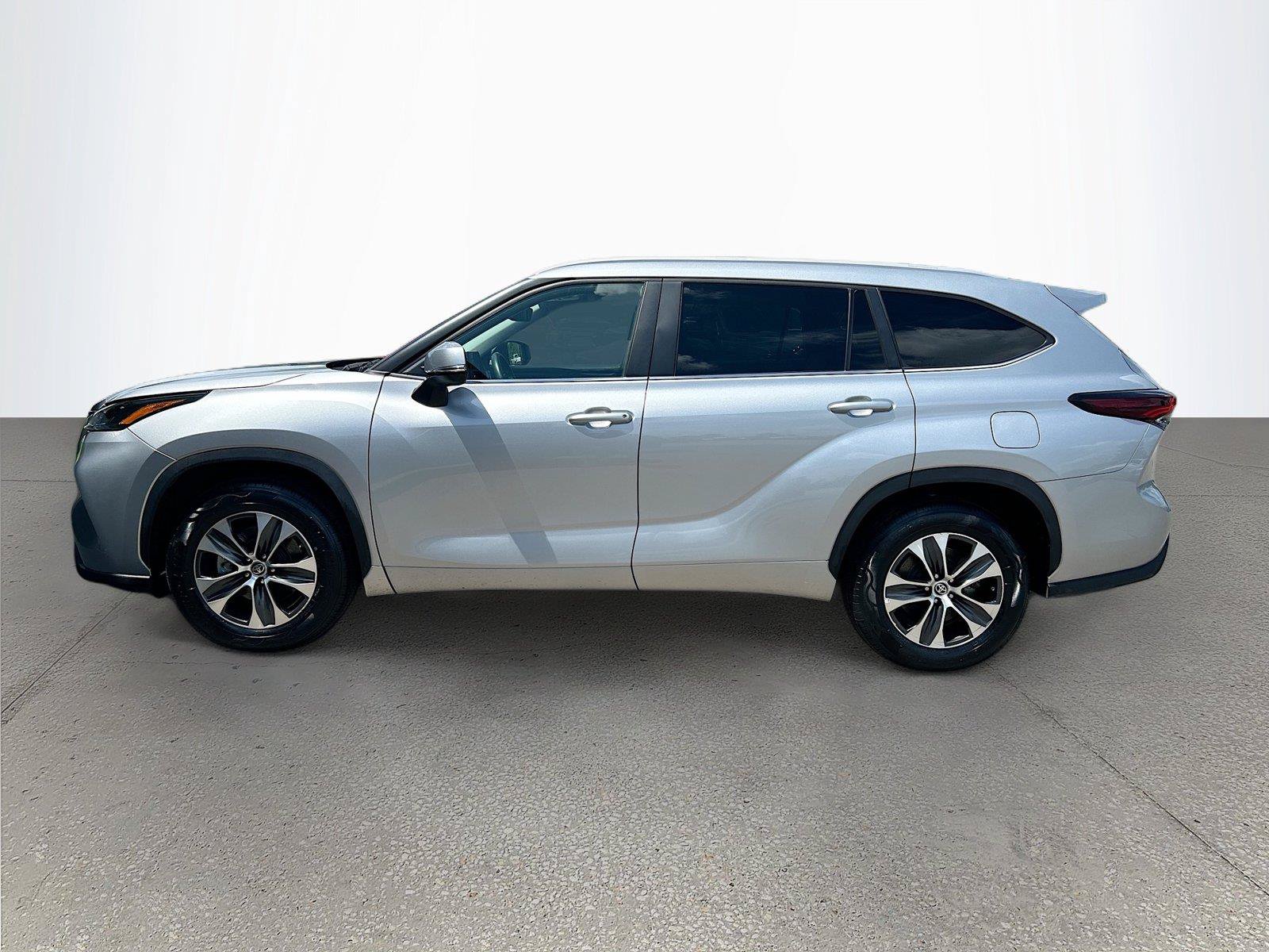 Used 2024 Toyota Highlander XLE FWD image 7