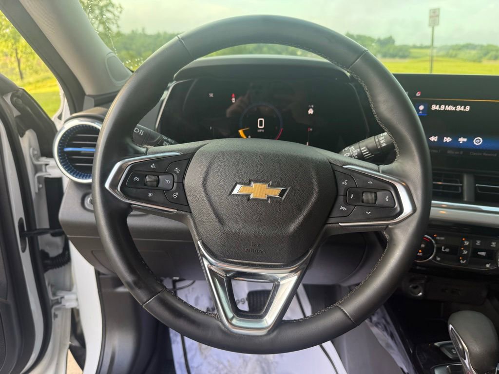 Used 2024 Chevrolet Trax LT w/ LT Convenience Package FWD image 27