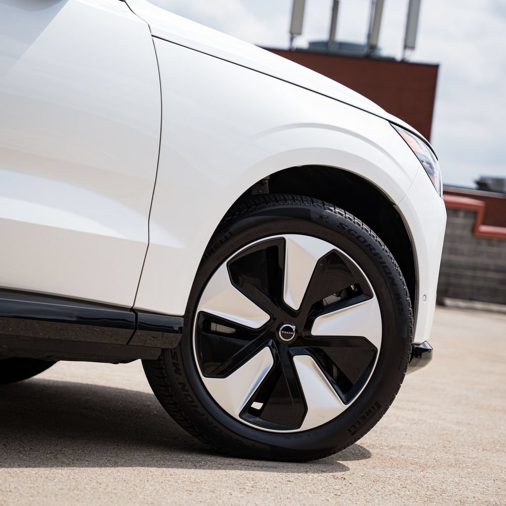 Certified 2025 Volvo EX90 Plus AWD/4WD image 7