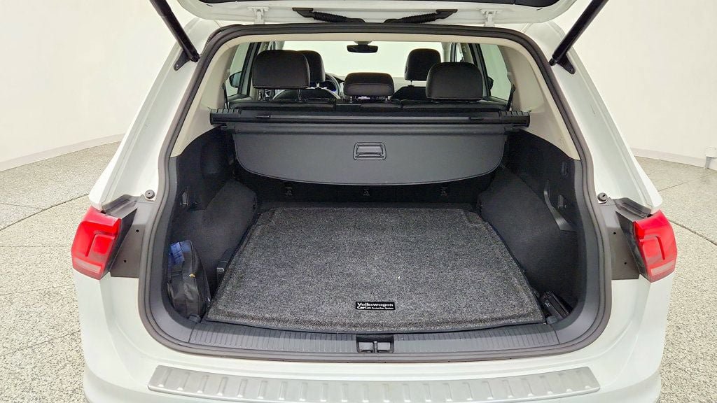Used 2022 Volkswagen Tiguan SE w/ Panoramic Sunroof Package AWD/4WD image 21