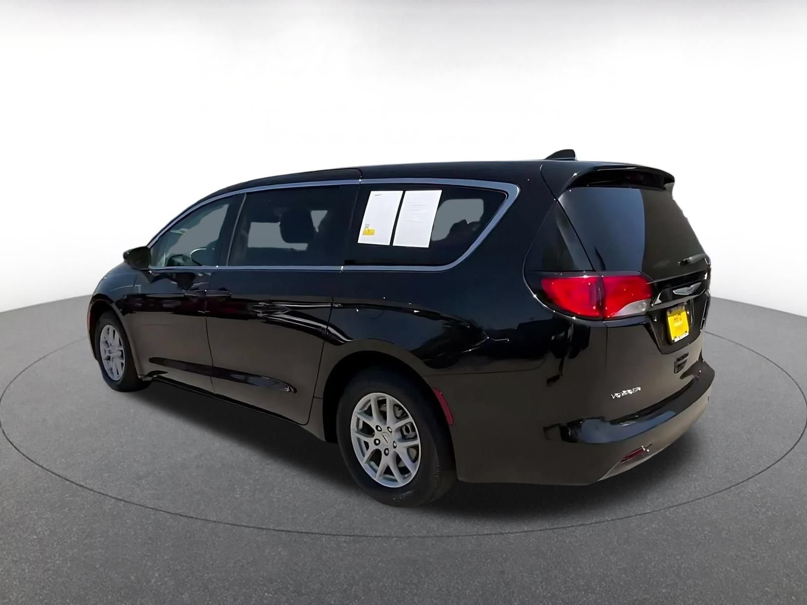 Used 2024 Chrysler Voyager LX FWD image 9