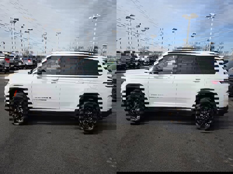 Used 2024 Jeep Grand Cherokee L Laredo image 6