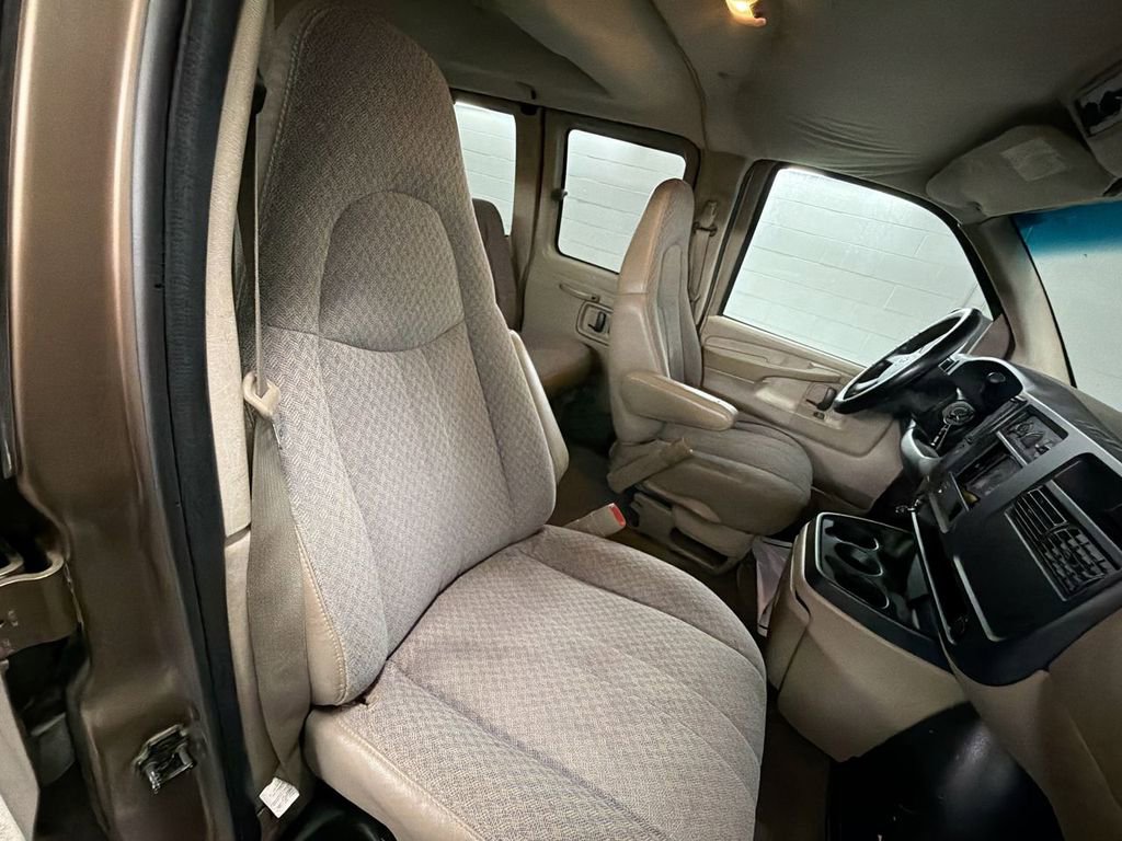 Used 2004 Chevrolet Express 2500 Passenger w/ LS Preferred Equipment Group RWD image 23