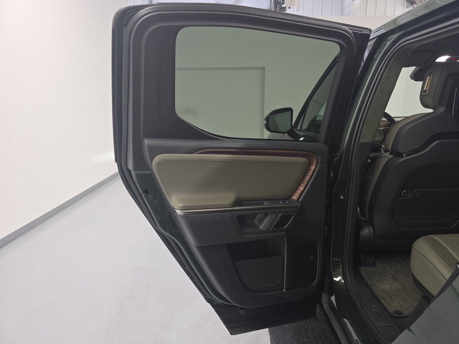 Used 2024 Rivian R1T Adventure AWD/4WD image 17
