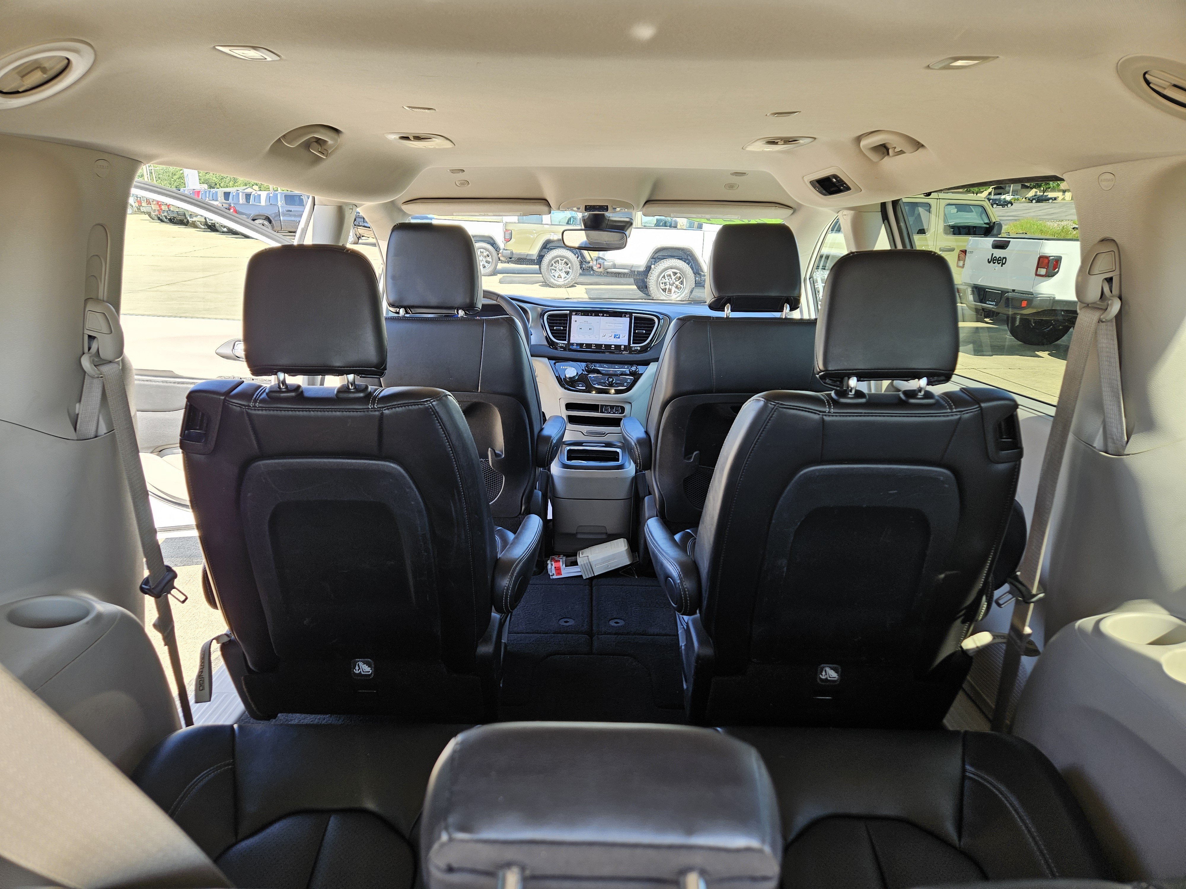 Used 2024 Chrysler Pacifica Touring-L FWD image 17