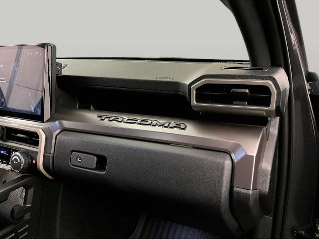 Used 2025 Toyota Tacoma TRD Sport AWD/4WD image 15