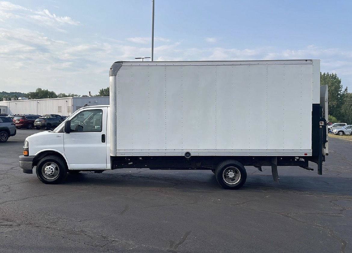 Used 2021 Chevrolet Express 4500 Extended w/ Power Convenience Package RWD image 2