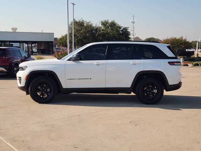 Used 2025 Jeep Grand Cherokee Altitude AWD/4WD image 12