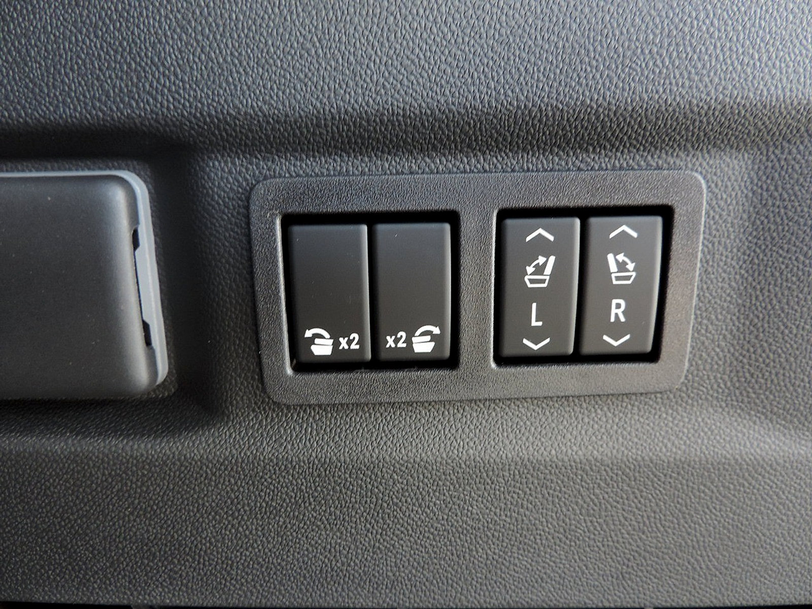 New 2026 GMC Yukon AT4 w/ AT4 Premium Plus Package AWD/4WD image 17
