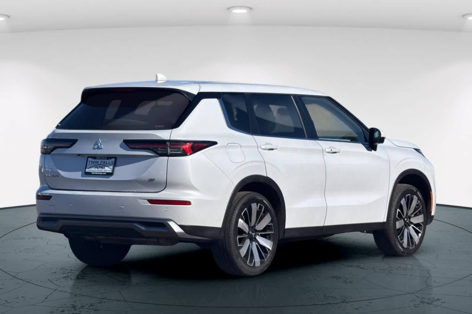 Used 2025 Mitsubishi Outlander SE image 2