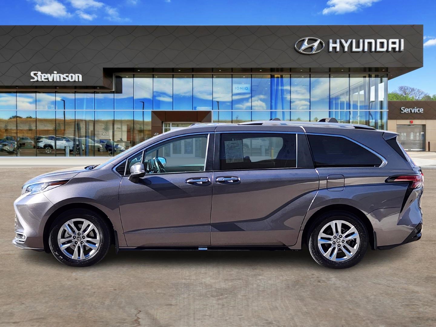 Used 2023 Toyota Sienna Limited image 2