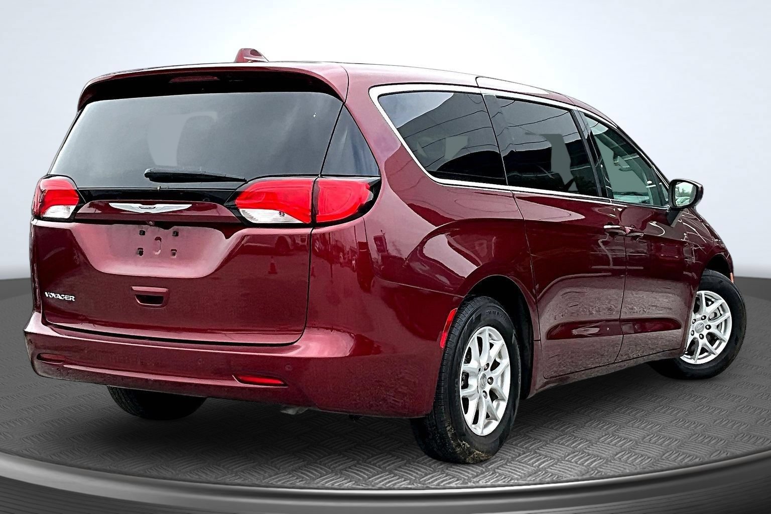 Used 2020 Chrysler Voyager LX FWD image 7