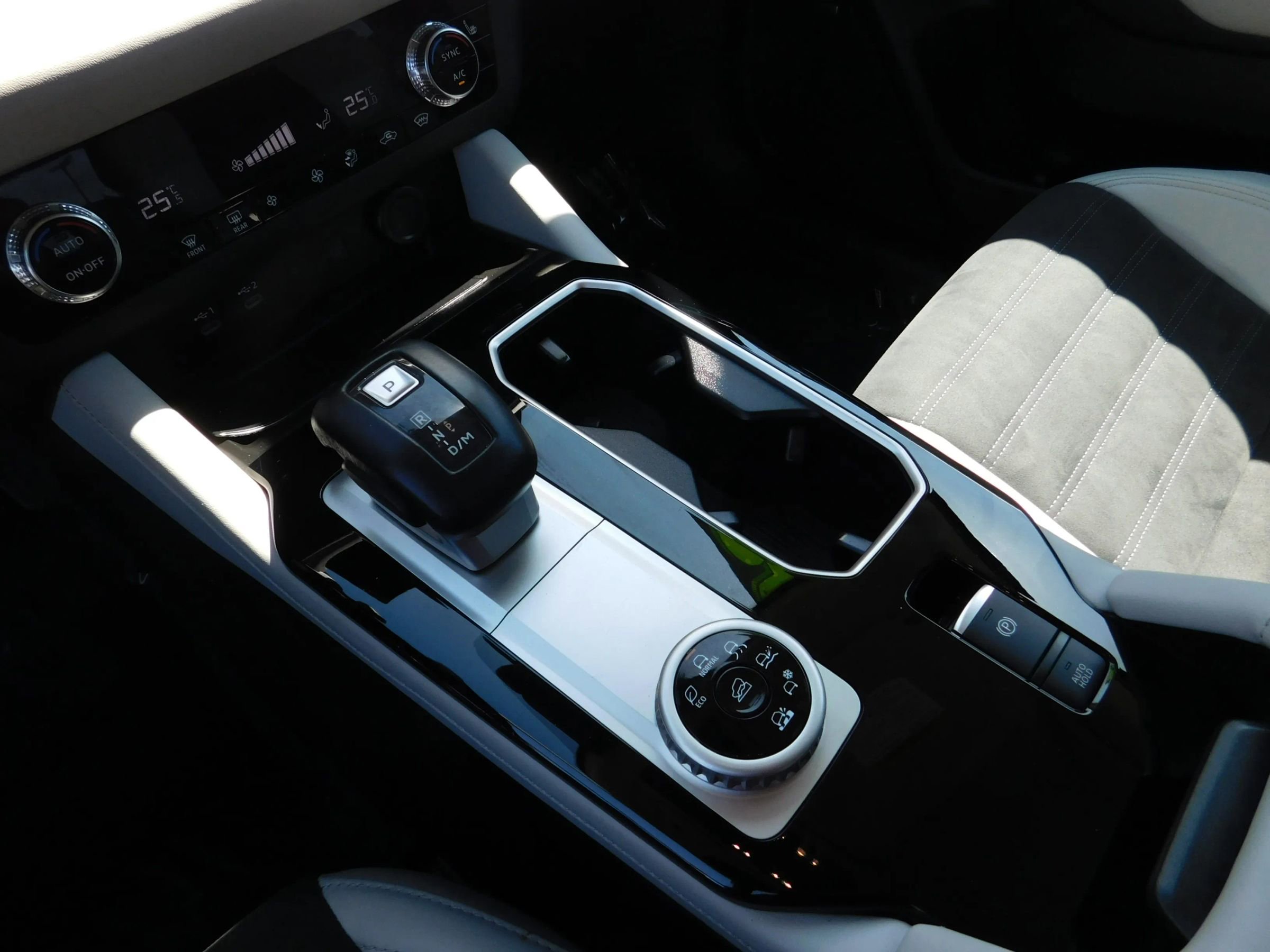 Used 2025 Mitsubishi Outlander SE image 22