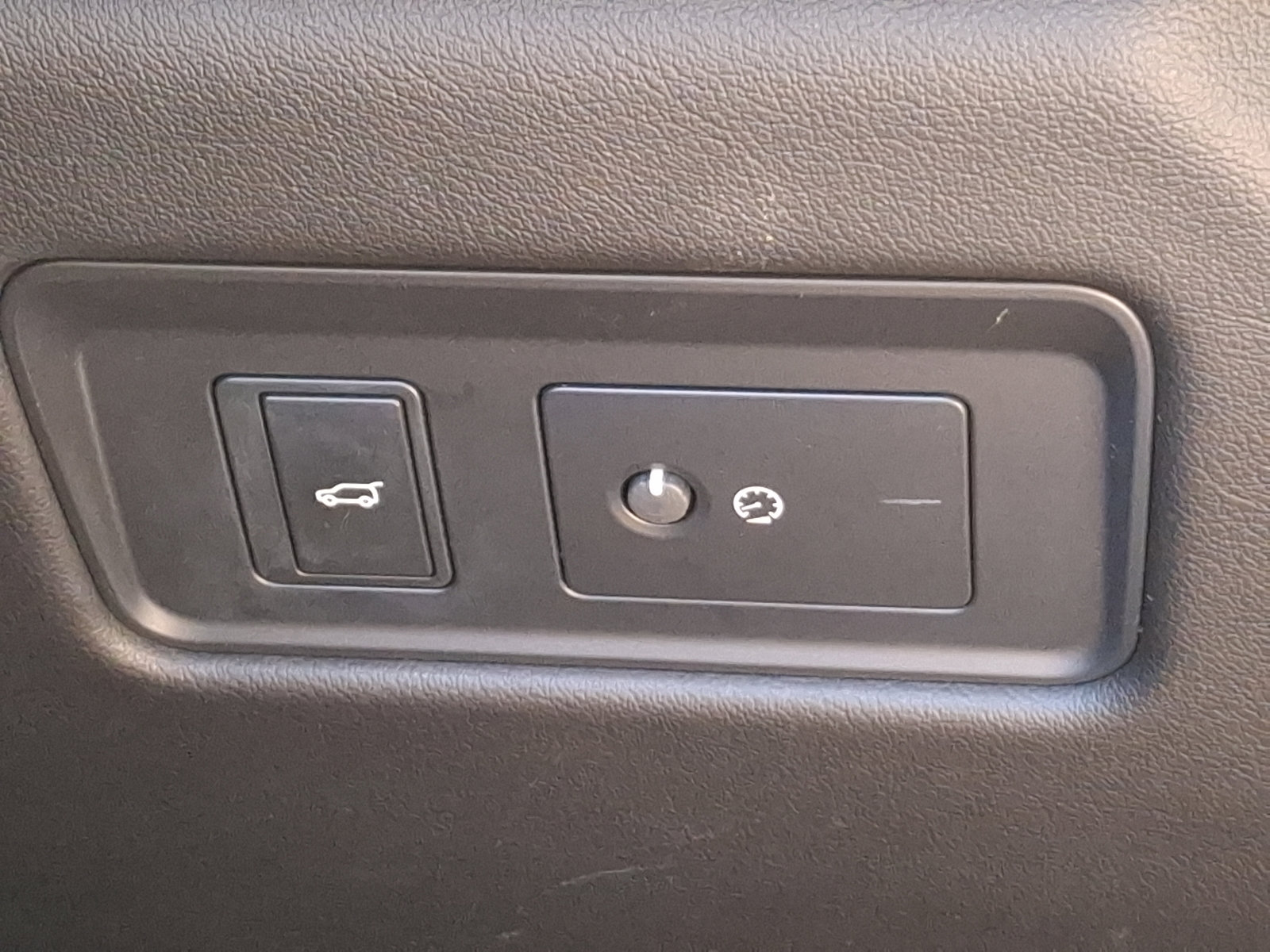 Used 2021 Jaguar F-PACE SVR image 24