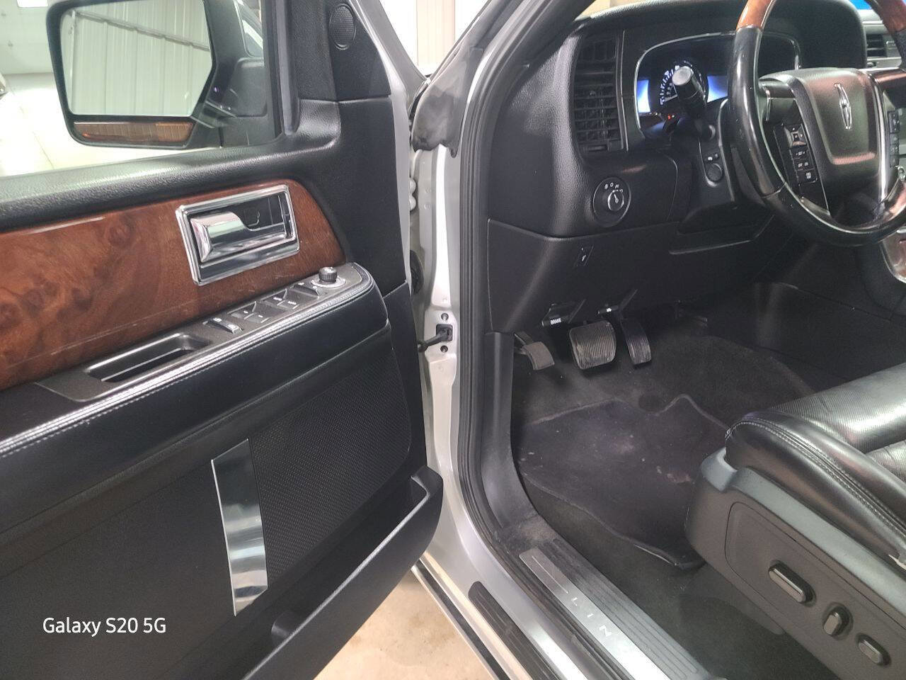 Used 2017 Lincoln Navigator Select image 28