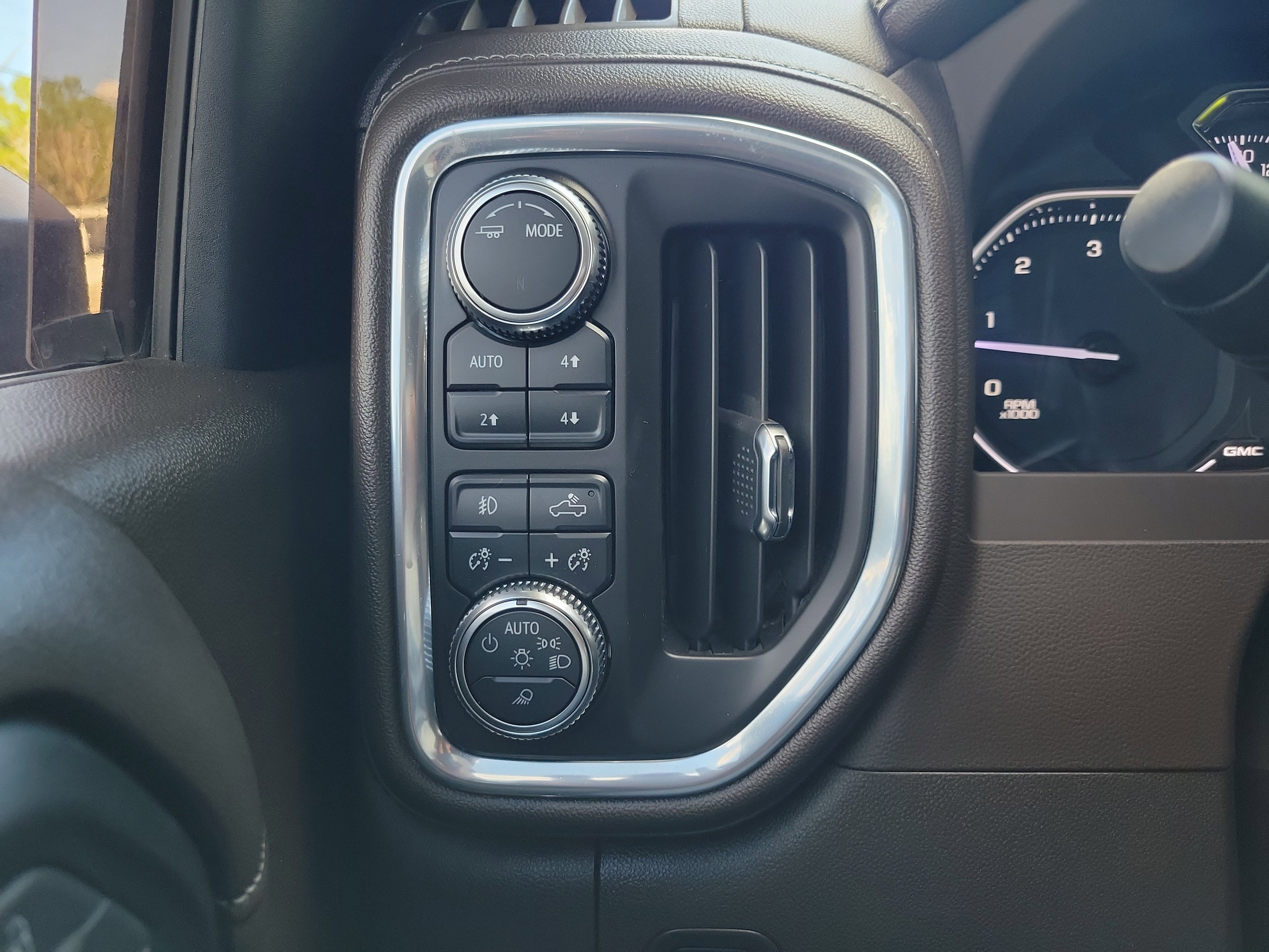 Used 2023 GMC Sierra 2500 SLT w/ SLT Premium Package image 27