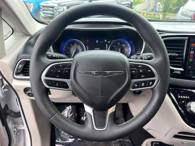 Used 2024 Chrysler Pacifica Touring-L FWD image 10