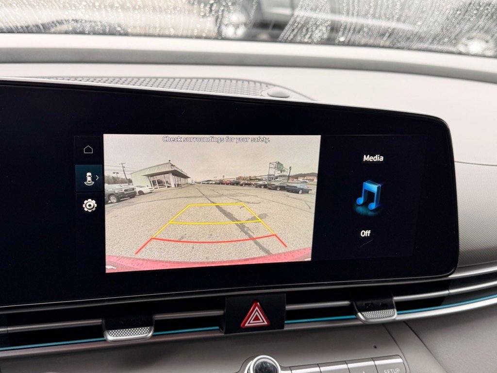 Used 2024 Hyundai Elantra Blue image 21