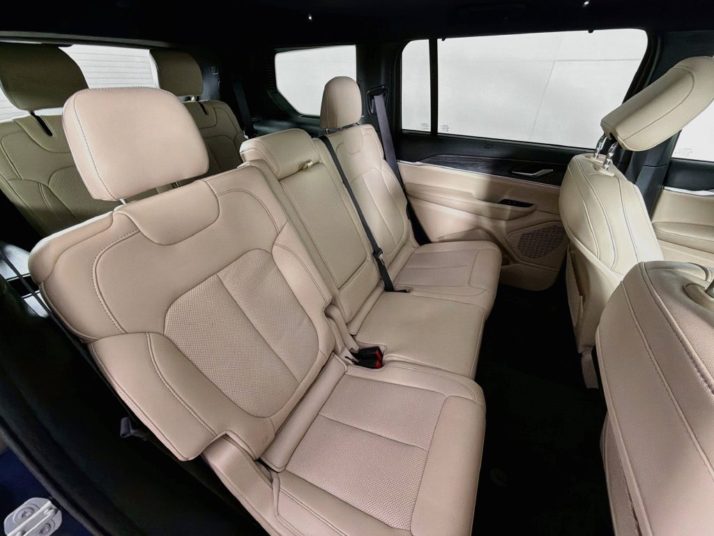 Used 2025 Jeep Grand Cherokee L Limited w/ Luxury Tech Group II AWD/4WD image 29