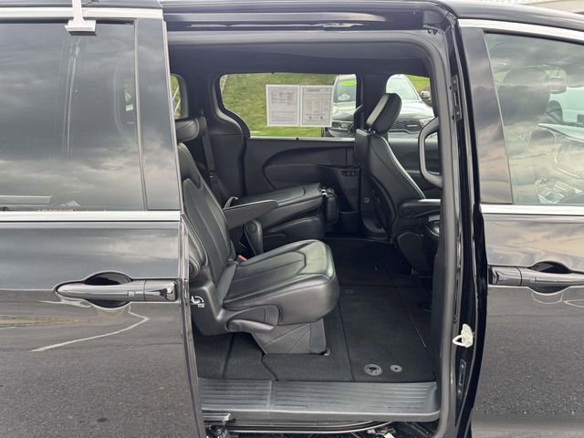 Used 2025 Chrysler Pacifica Select FWD image 12