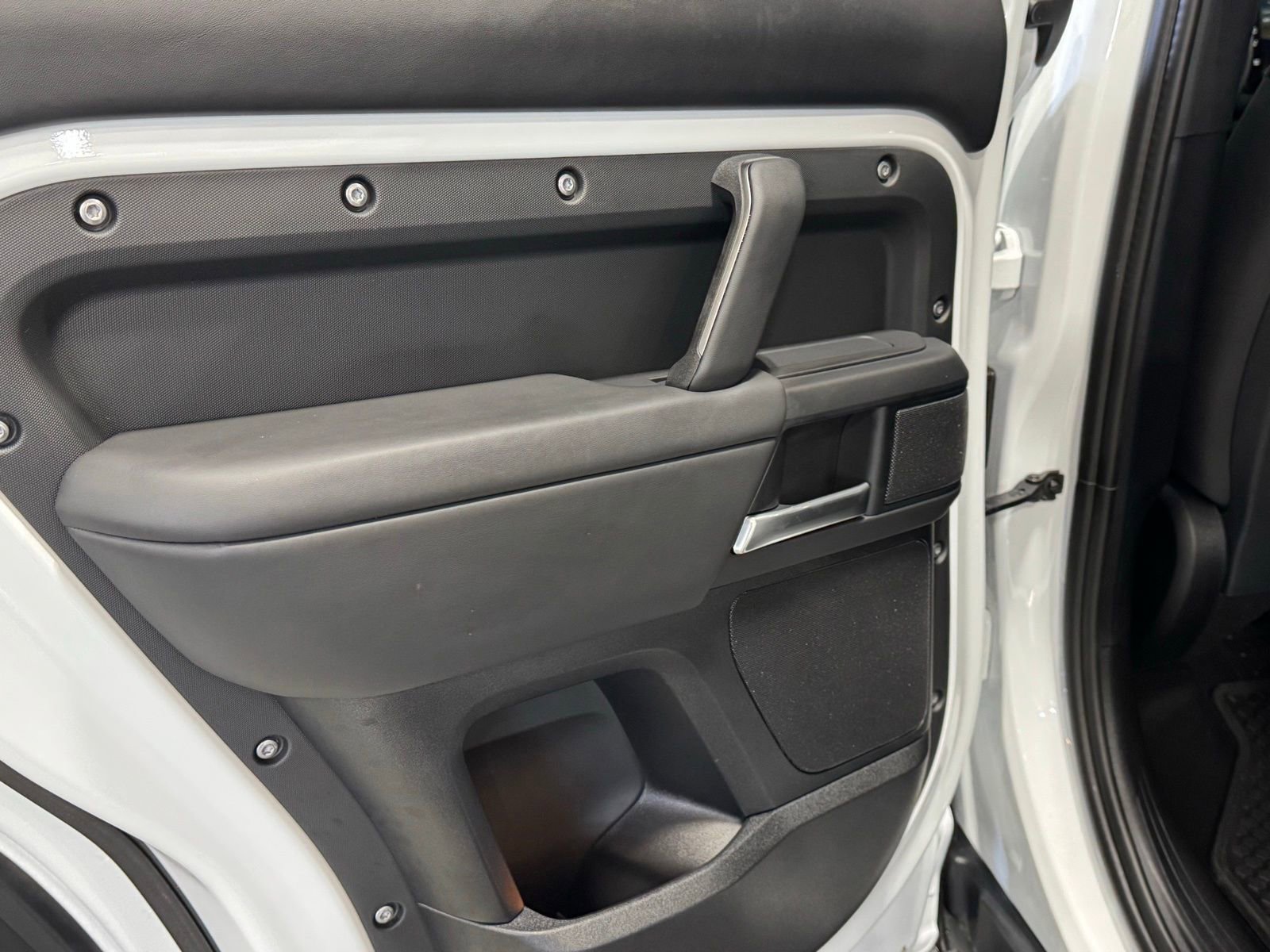 Used 2025 Land Rover Defender 110 X-Dynamic SE image 25