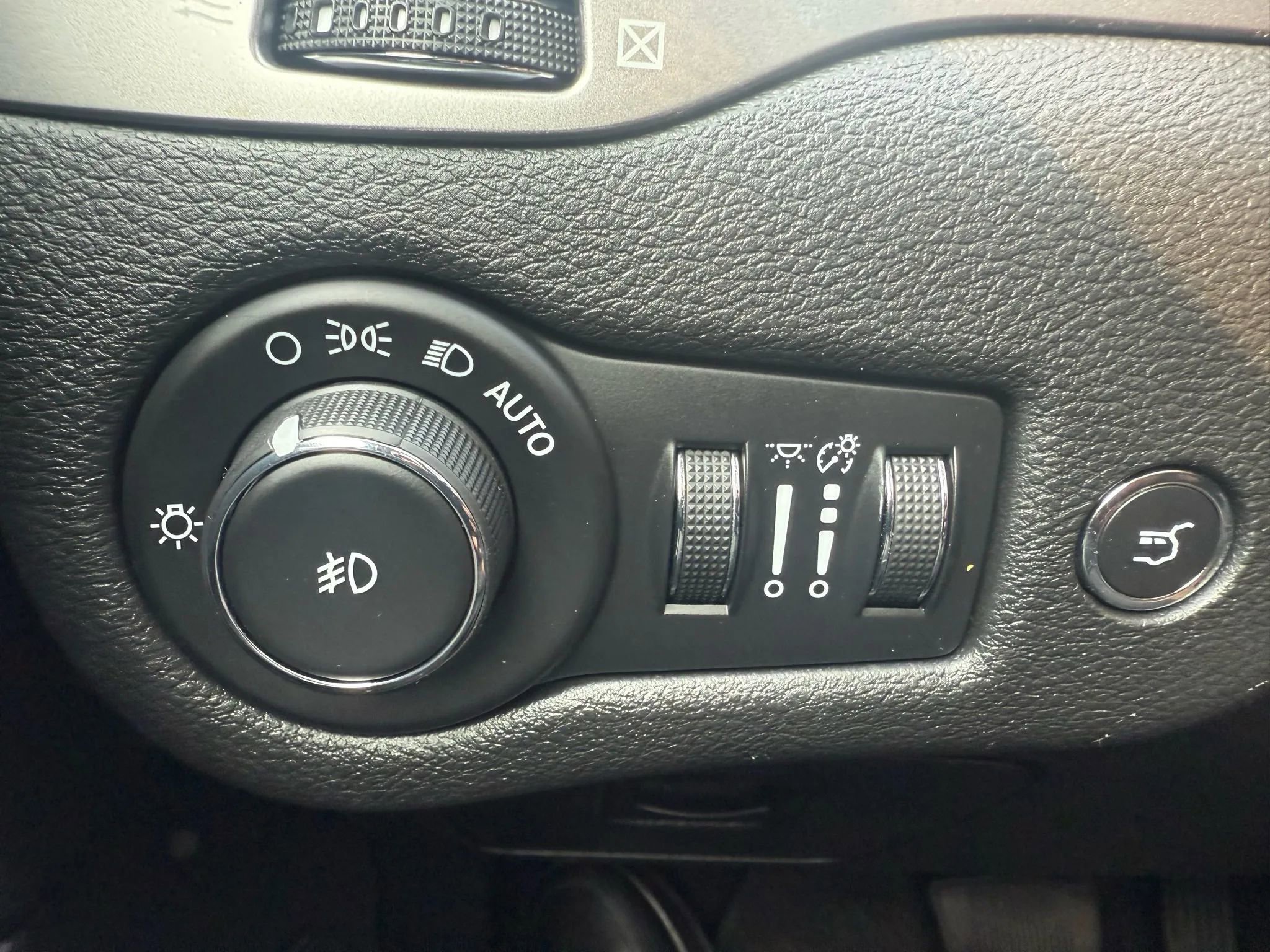 Used 2019 Jeep Cherokee Overland w/ Technology Group image 17