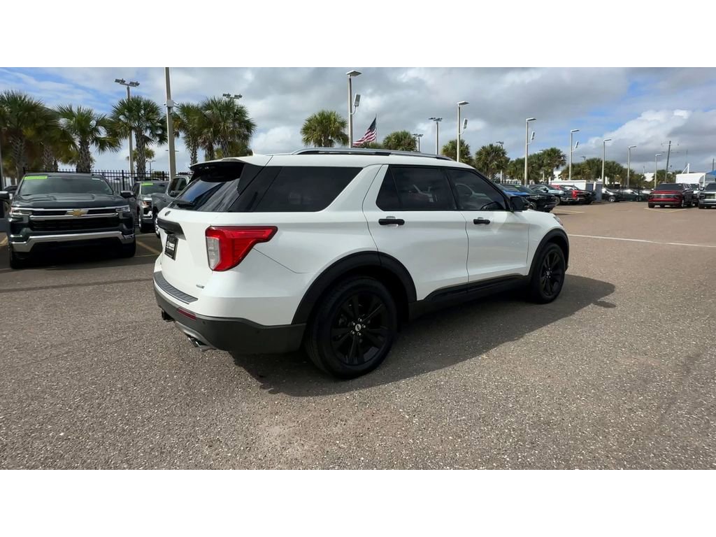 Used 2020 Ford Explorer Platinum w/ Premium Technology Package AWD/4WD image 2