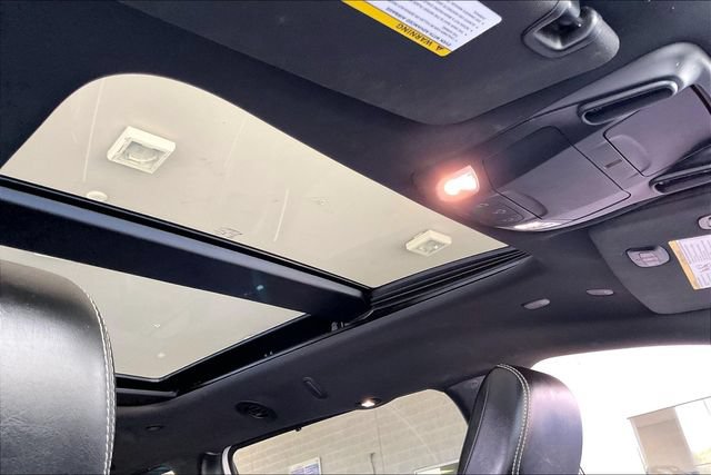 Used 2023 Chrysler Pacifica Limited w/ Uconnect Theater Family Group FWD image 29