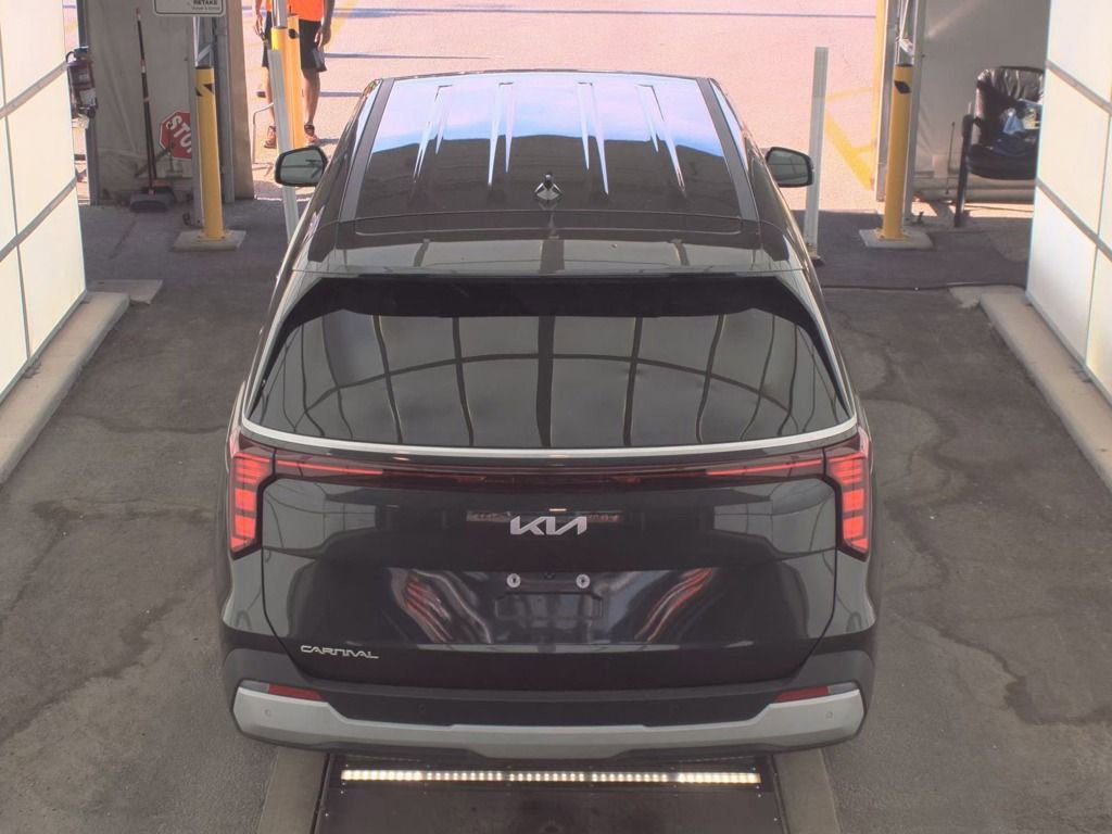 Used 2025 Kia Carnival FWD image 5
