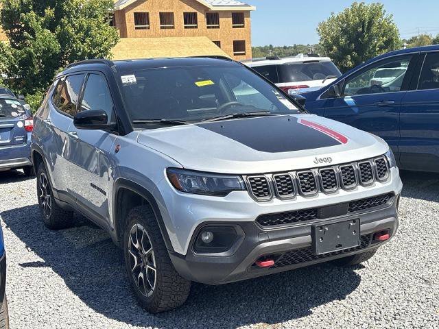 Used 2024 Jeep Compass Trailhawk image 3