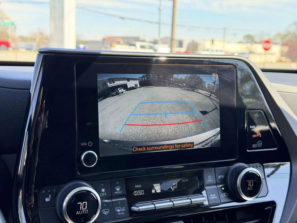 Used 2023 Toyota Highlander XLE image 4