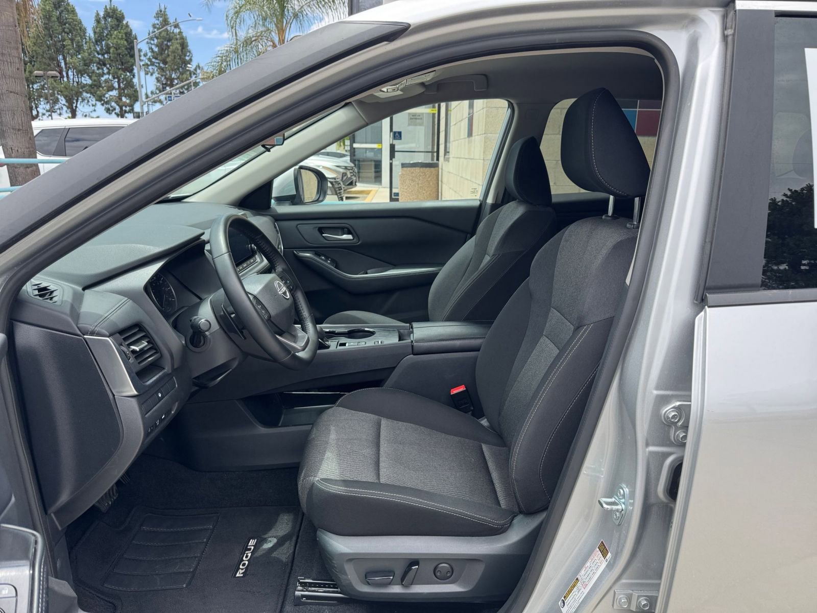 Used 2025 Nissan Rogue SV FWD image 29