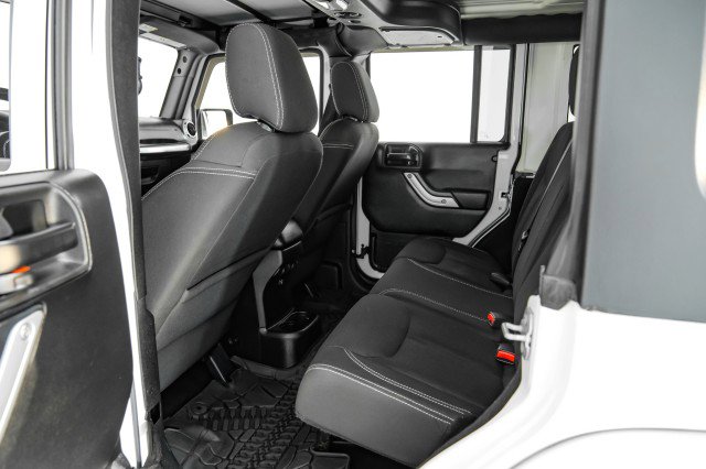 Used 2015 Jeep Wrangler Unlimited Sahara w/ Connectivity Group image 33