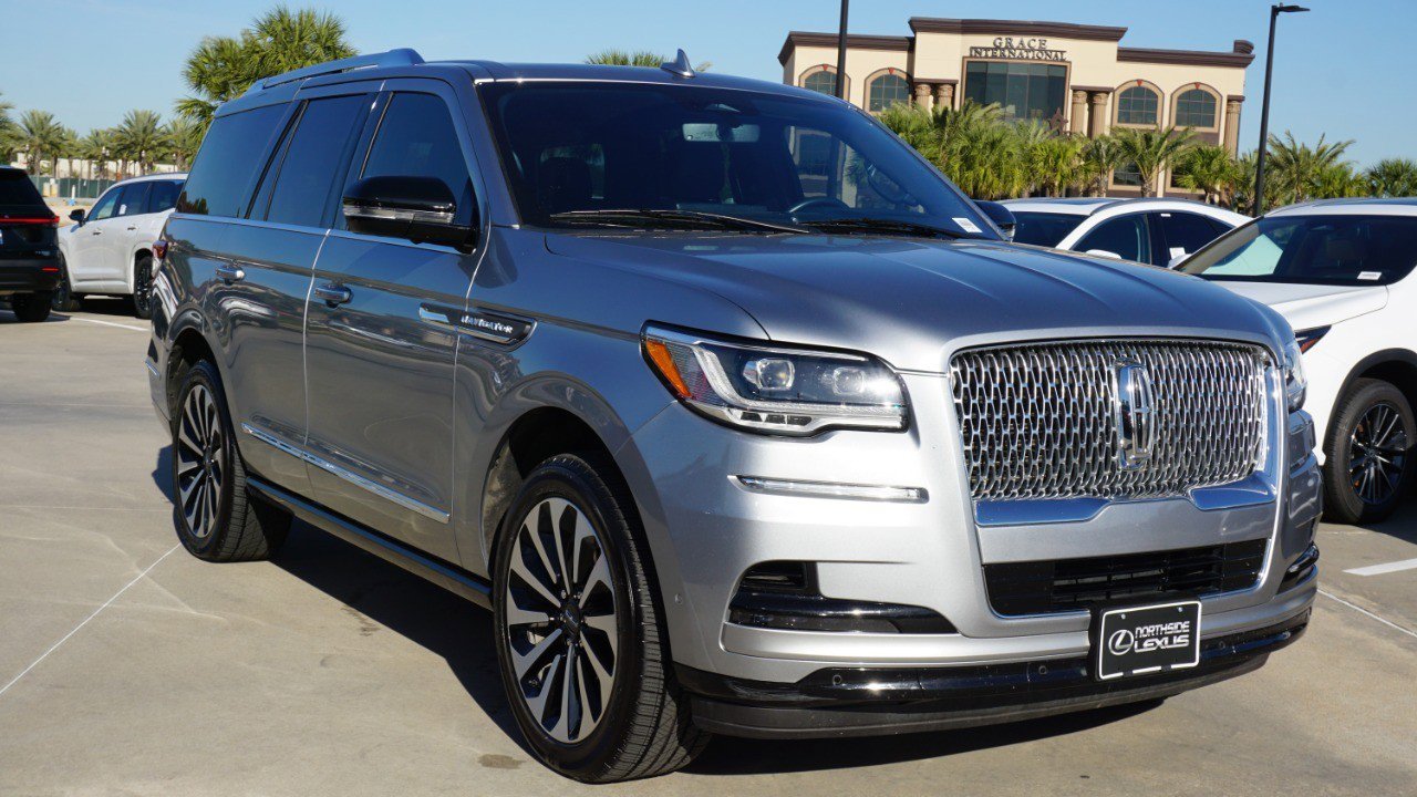 Used 2023 Lincoln Navigator Reserve image 3