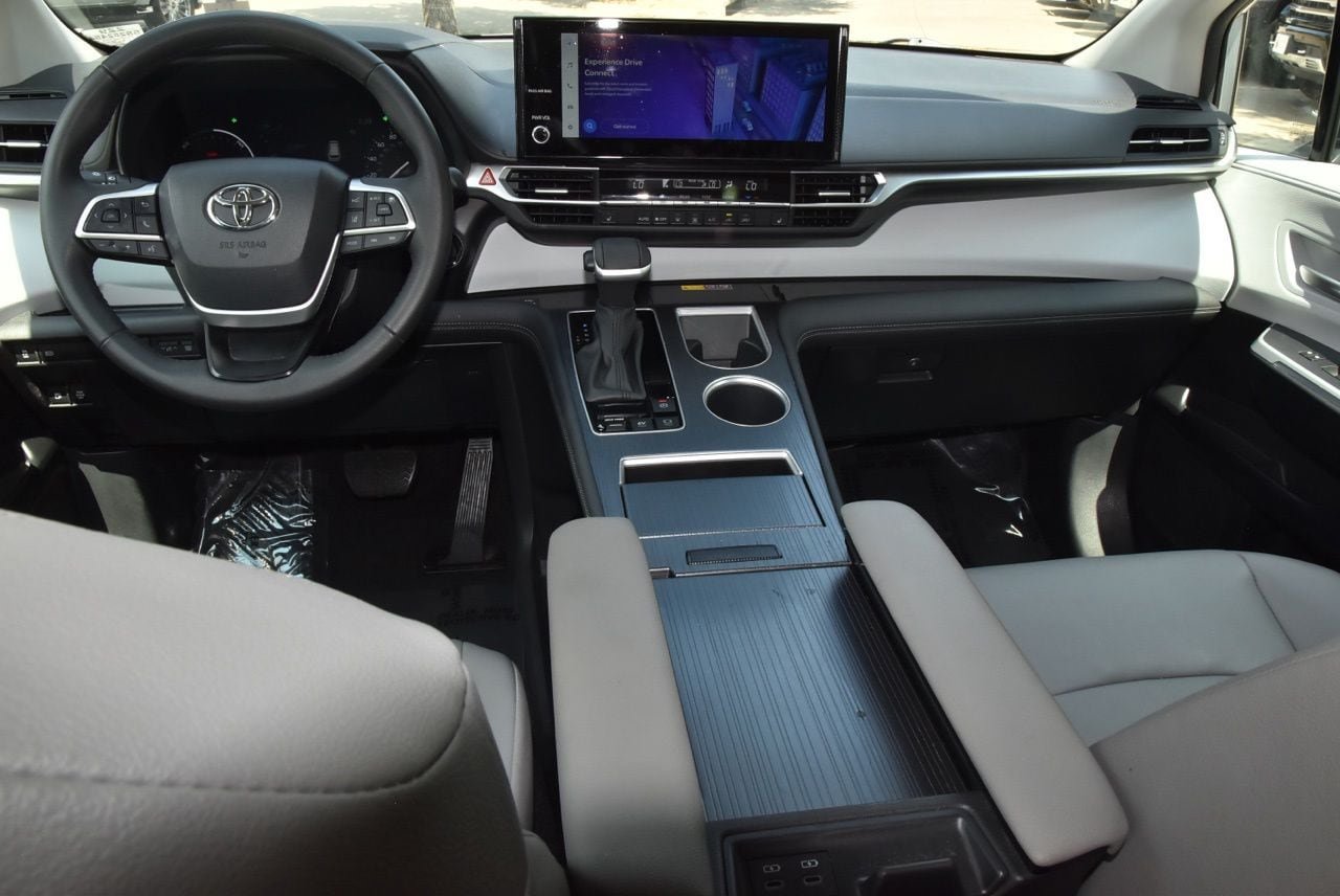 Used 2025 Toyota Sienna XLE FWD image 17