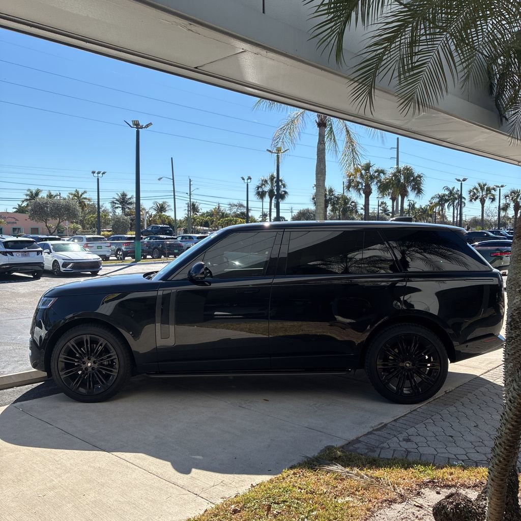 Used 2024 Land Rover Range Rover Long Wheelbase SE image 4