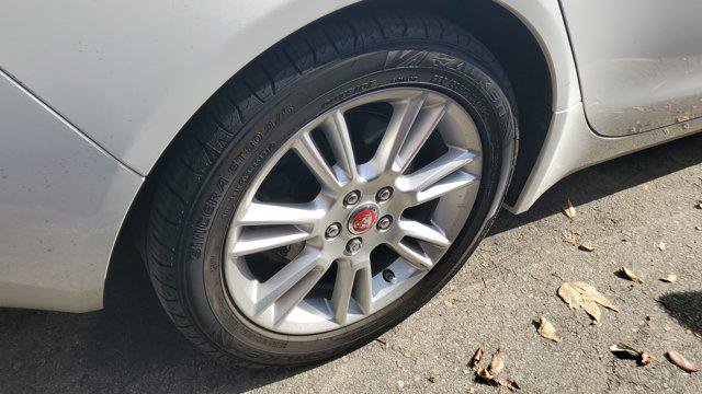 Used 2018 Jaguar XE Premium image 7