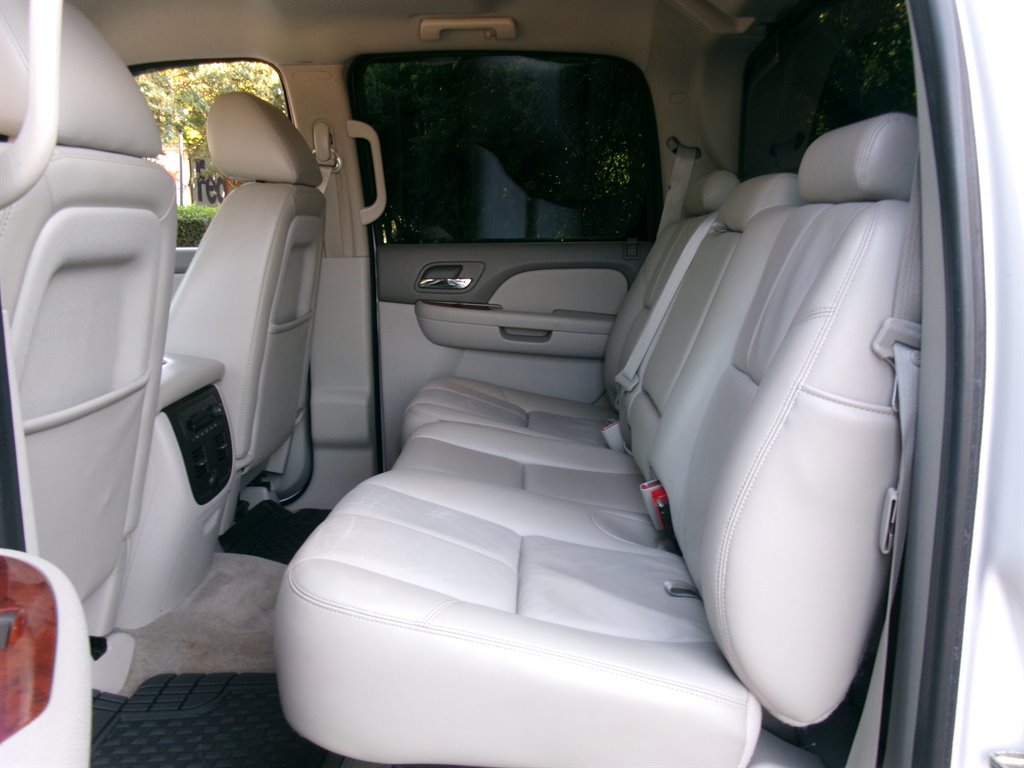 Used 2011 Chevrolet Avalanche LT RWD image 26