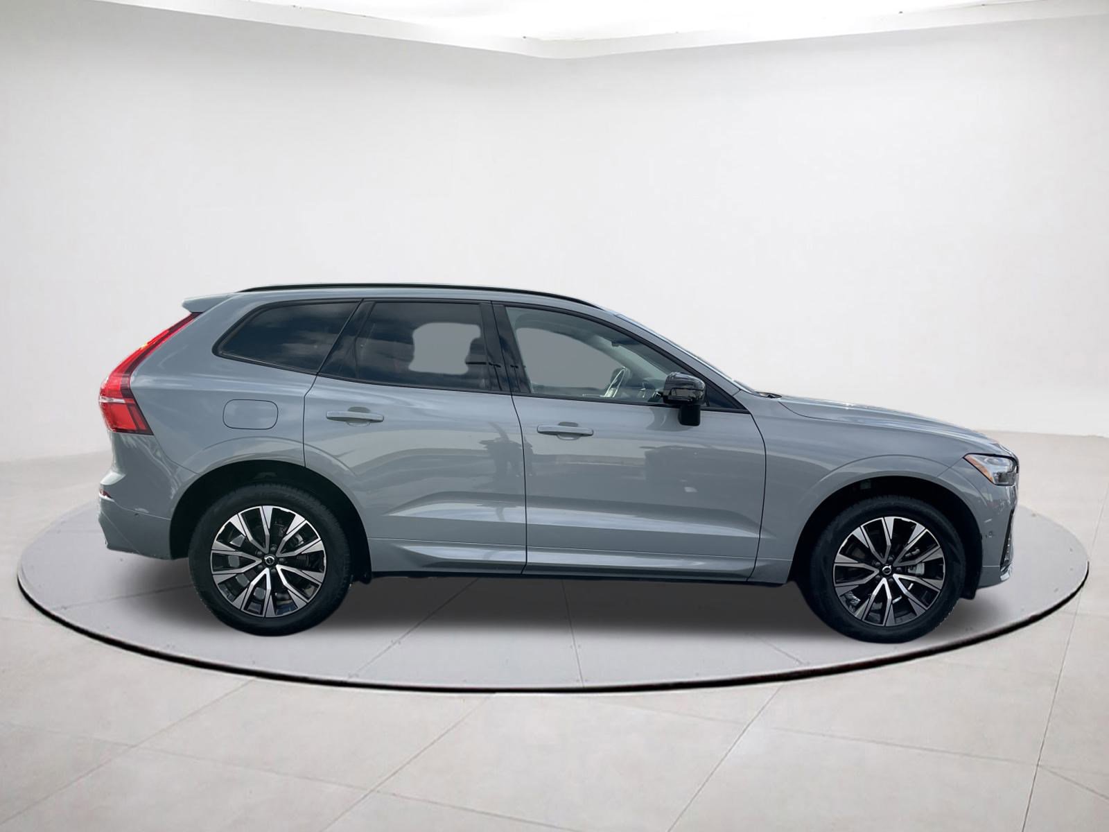 Used 2025 Volvo XC60 B5 Plus image 6