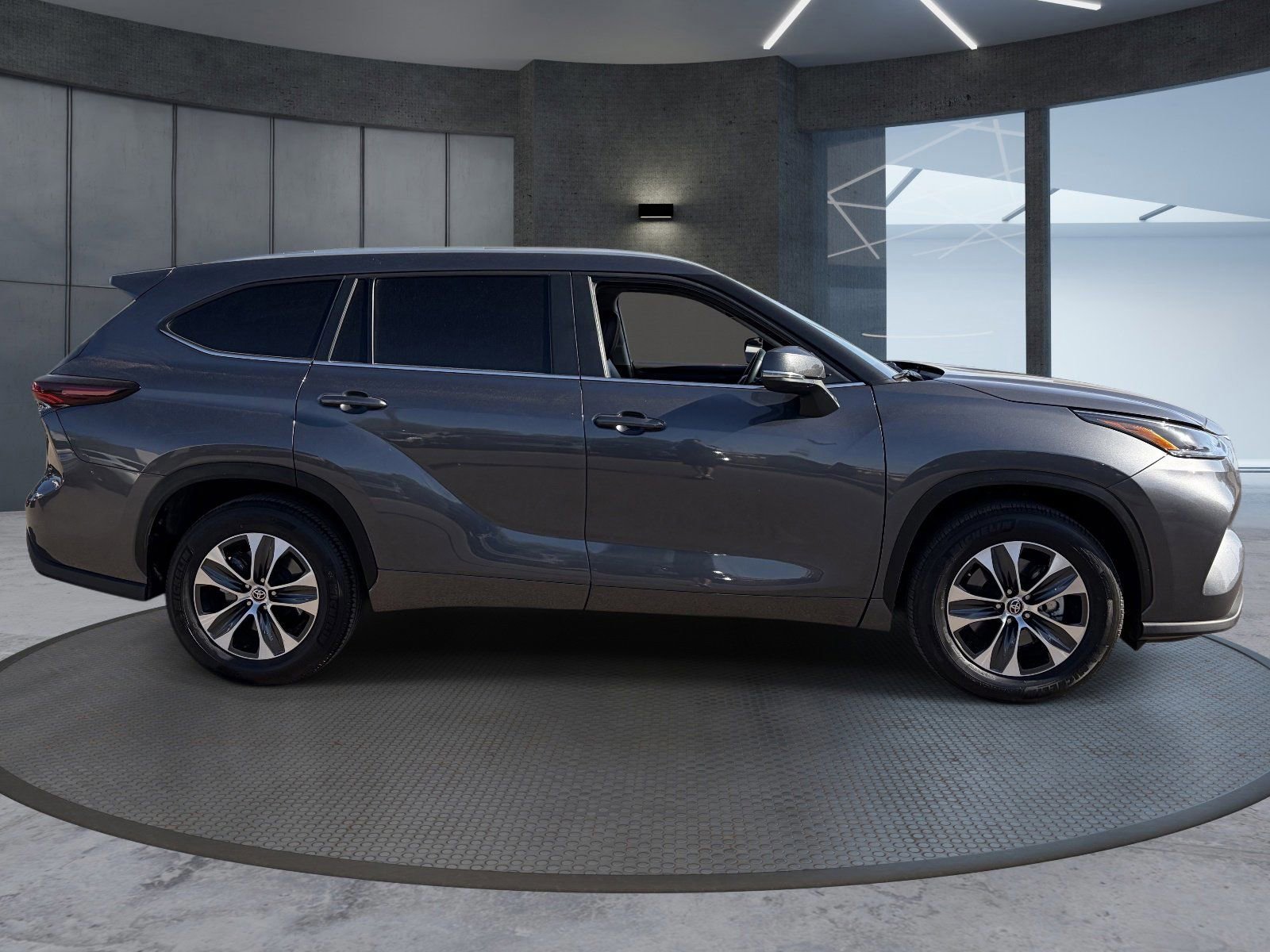 Used 2025 Toyota Highlander XLE FWD image 7