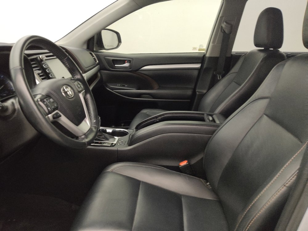 Used 2019 Toyota Highlander XLE FWD image 17